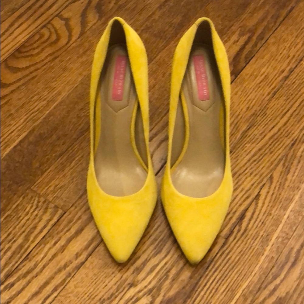 Suede bright yellow pumps